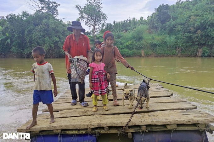 People risk lives using raft on large stream in Gia Lai - 1