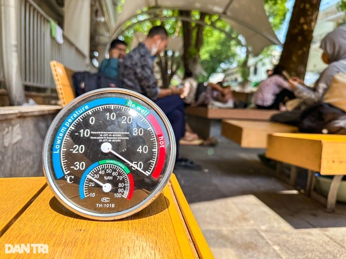 People struggling with scorching heat at Hanoi hospital - 2