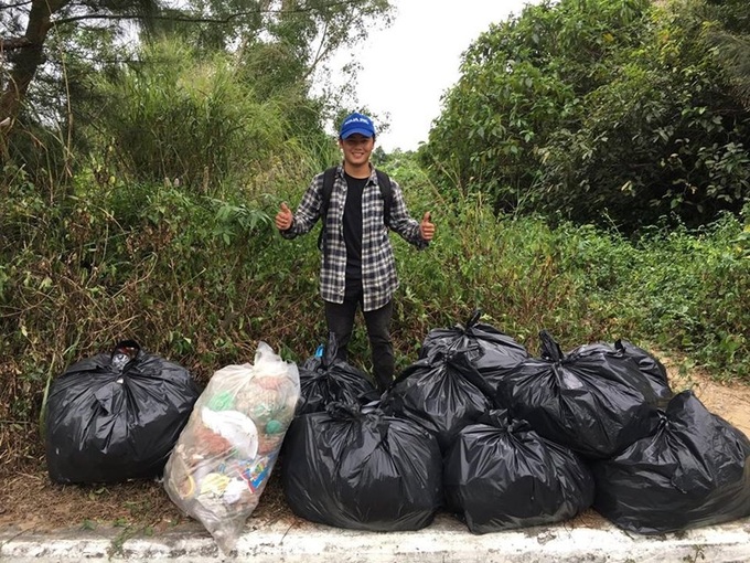 Young Danang men respond to litter challenge - 1 Young Danang men respond to litter challenge - 1