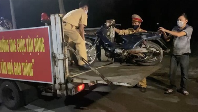 Two Danang policemen die while trying to stop motorbike race - 1