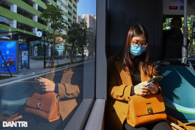 First electric bus route opens in Hanoi - 6