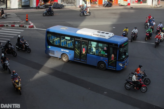 HCM City buses remain deserted after being reopened - 8