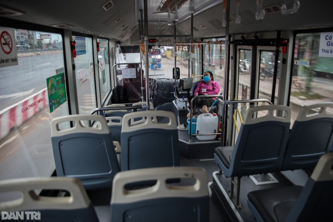 HCM City buses remain deserted after being reopened - 7