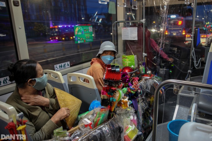 HCM City buses remain deserted after being reopened - 3