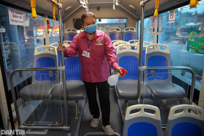 HCM City buses remain deserted after being reopened - 10