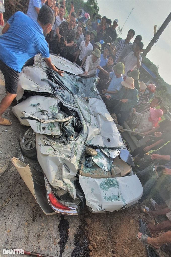 Three killed in truck overturn in Hoa Binh - 2