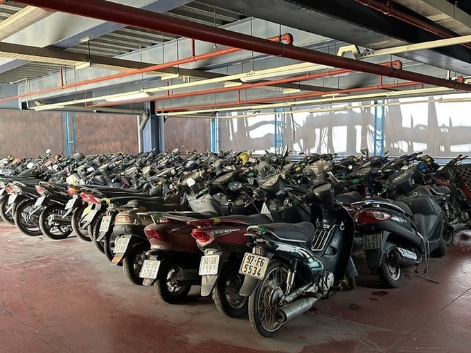 Hundreds of motorbikes abandoned at Tan Son Nhat airport - 1 Hundreds of motorbikes abandoned at Tan Son Nhat airport - 1