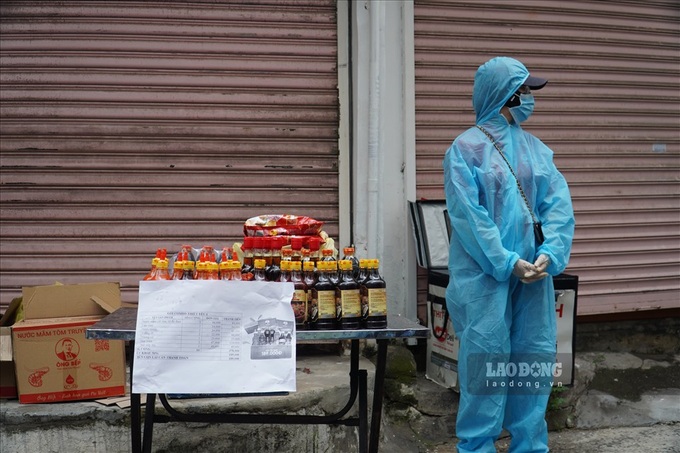 Buses turned into grocery stores in HCM City - 4 Buses turned into grocery stores in HCM City - 4