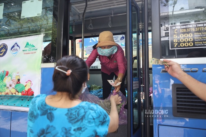 Buses turned into grocery stores in HCM City - 3 Buses turned into grocery stores in HCM City - 3
