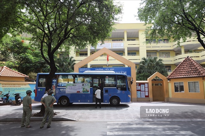 Buses turned into grocery stores in HCM City - 1 Buses turned into grocery stores in HCM City - 1