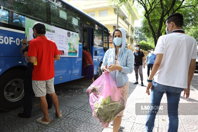 Buses turned into grocery stores in HCM City - 2 Buses turned into grocery stores in HCM City - 2