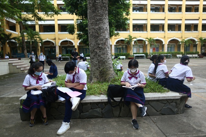 More than 1 million students take high-school graduation exams - 1