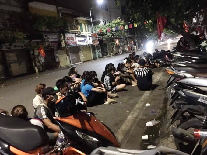 People queue hours to buy mooncakes - 8 People queue hours to buy mooncakes - 8
