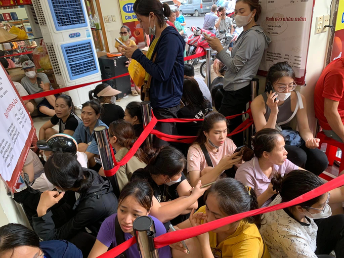 People queue hours to buy mooncakes - 9 People queue hours to buy mooncakes - 9