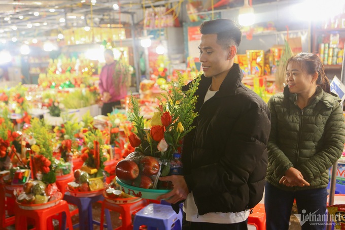People rush to Tay Ho Temple for worshiping at midnight - 6 People rush to Tay Ho Temple for worshiping at midnight - 6