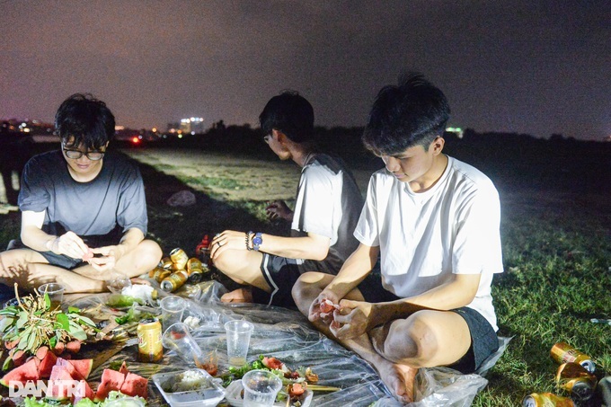 Hanoians flock to supermarkets, parks to escape heat wave - 6