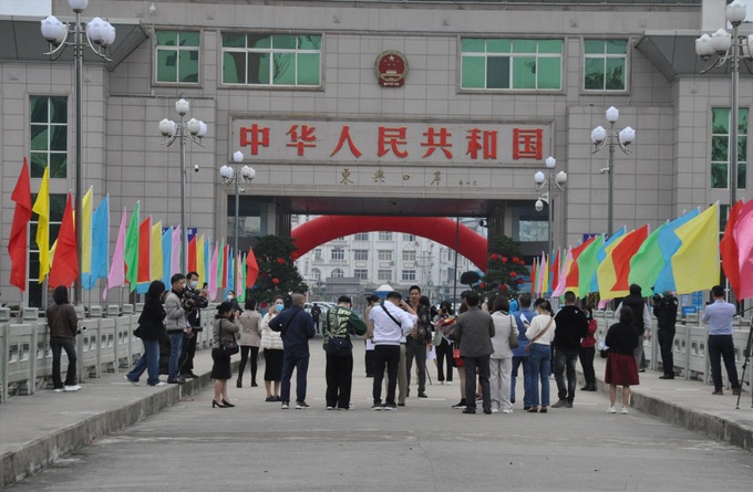 Domestic tourists allowed to drive through Mong Cai Border Gate - 1