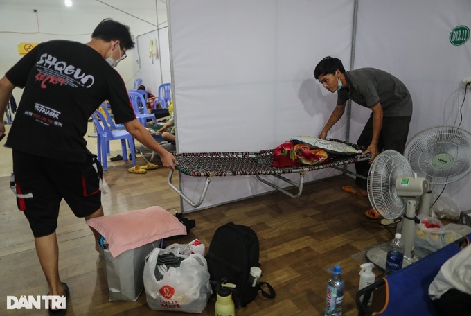 HCM City Covid-19 field hospital overloaded as patients surge - 5