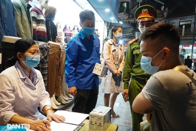 Hanoi fines people for not wearing face masks at pedestrian streets - 2