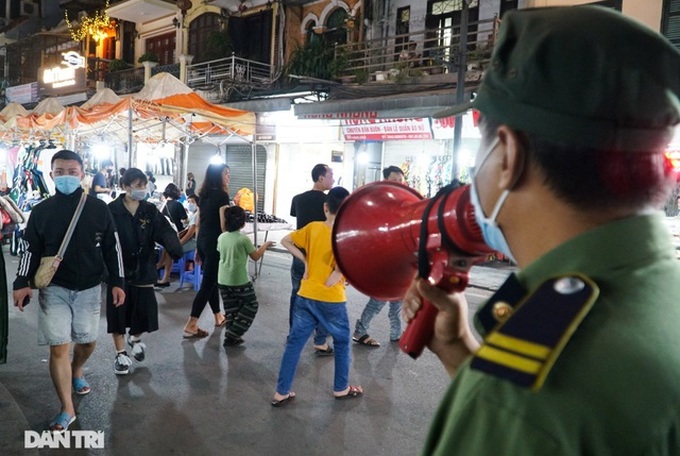 Hanoi fines people for not wearing face masks at pedestrian streets - 4