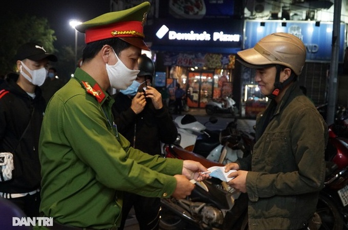 Hanoi fines people for not wearing face masks at pedestrian streets - 3