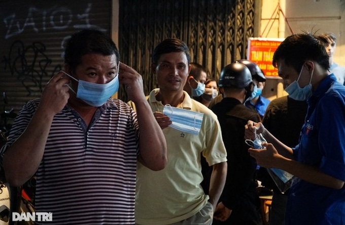 Hanoi fines people for not wearing face masks at pedestrian streets - 5