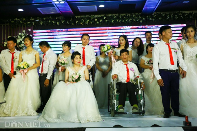 Mass wedding for people with disabilities held in Hanoi - 1