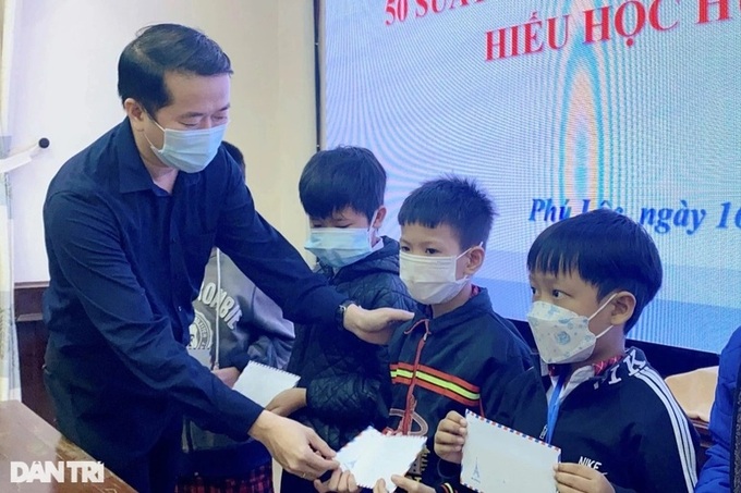 Dantri/Dtinews presents 50 scholarships to students in Thua Thien-Hue - 2