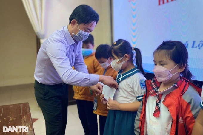 Dantri/Dtinews presents 50 scholarships to students in Thua Thien-Hue - 3