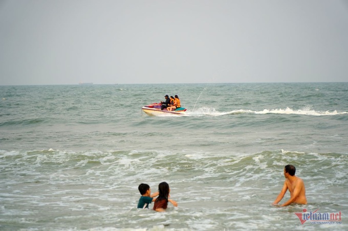 Sam Son Beach crowded as summer nears - 4 Sam Son Beach crowded as summer nears - 4