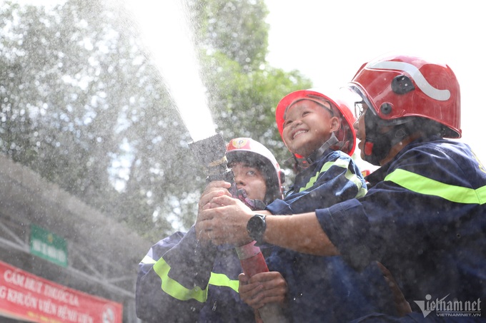 HCM City cancer-stricken boy gets support to become one-day firefighter - 1