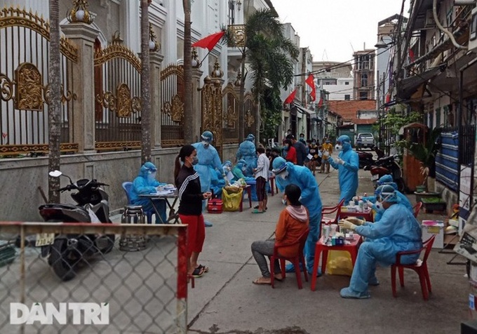 HCMC suspends non-essential services following new virus outbreaks - 1