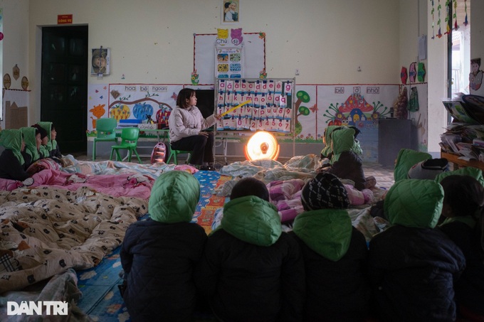 School on Lao Cai mountain struggles with cold front - 3