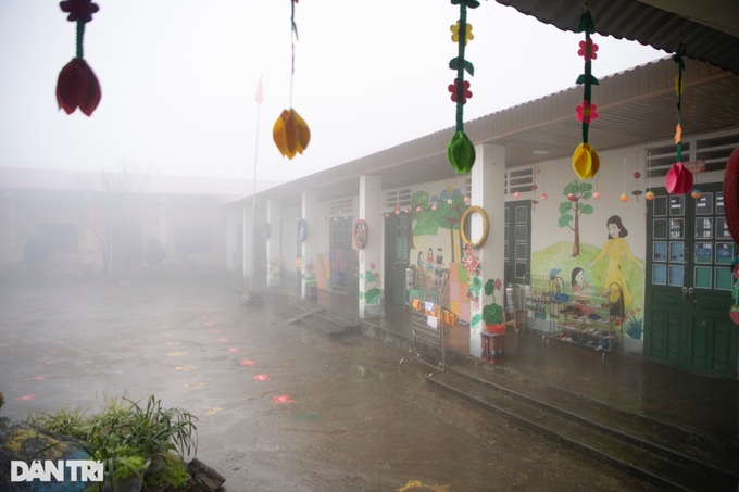School on Lao Cai mountain struggles with cold front - 2