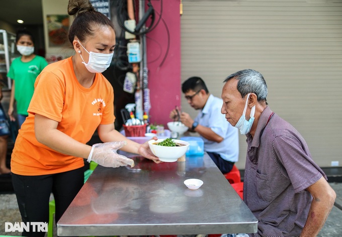 HCM City restaurants and cafes reopen to dine-in customers - 2