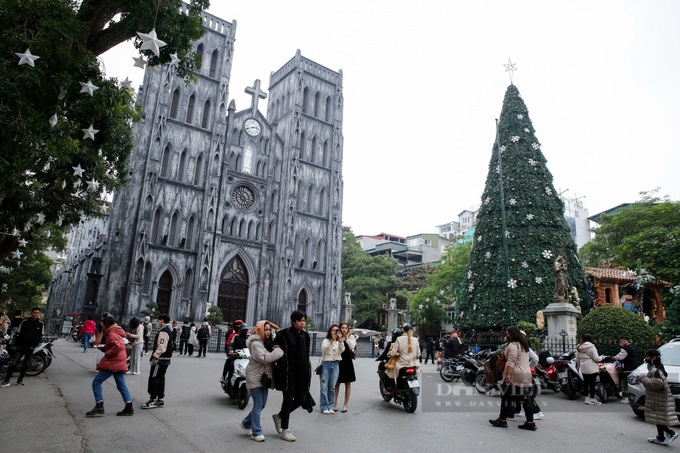 Hanoi church changes “coat” for Christmas - 1 Hanoi church changes “coat” for Christmas - 1