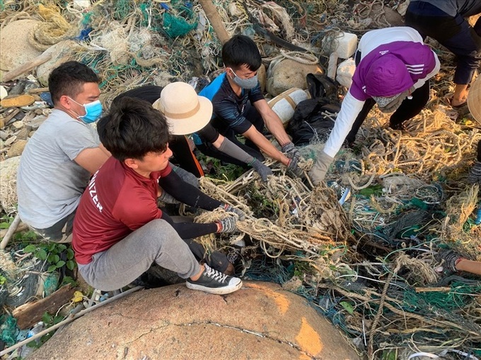 Hundreds collect litter in Danang - 5