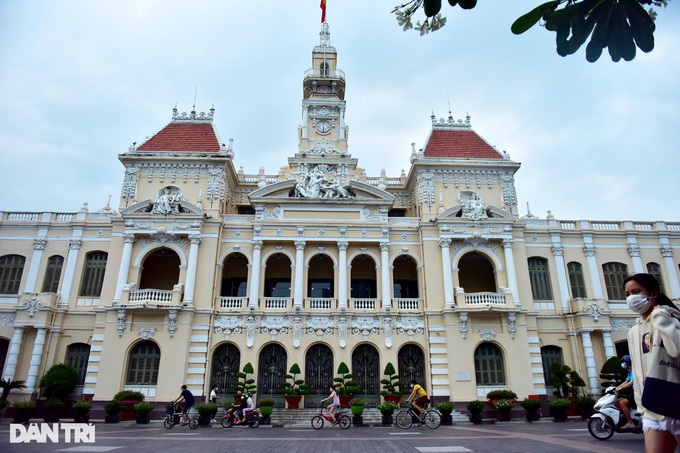 HCM City people sightsee and meet friends again after social distancing - 1