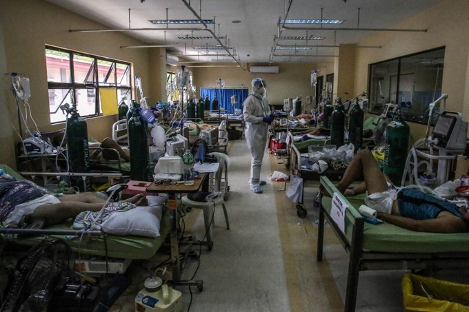 Full capacity everywhere': Manila hospitals struggle as virus surges - 1