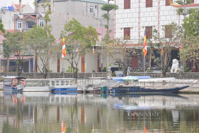Thousands of boats at Huong Pagoda left idle amid pandemic - 2