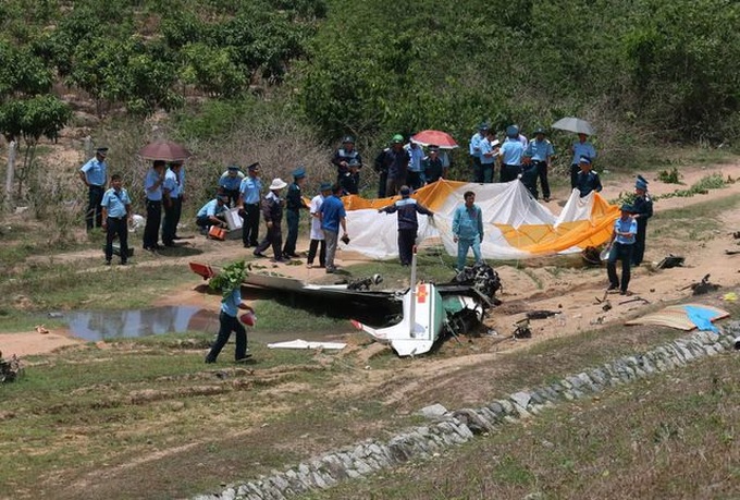 Two pilots killed in military aircraft crash in Khanh Hoa - 1
