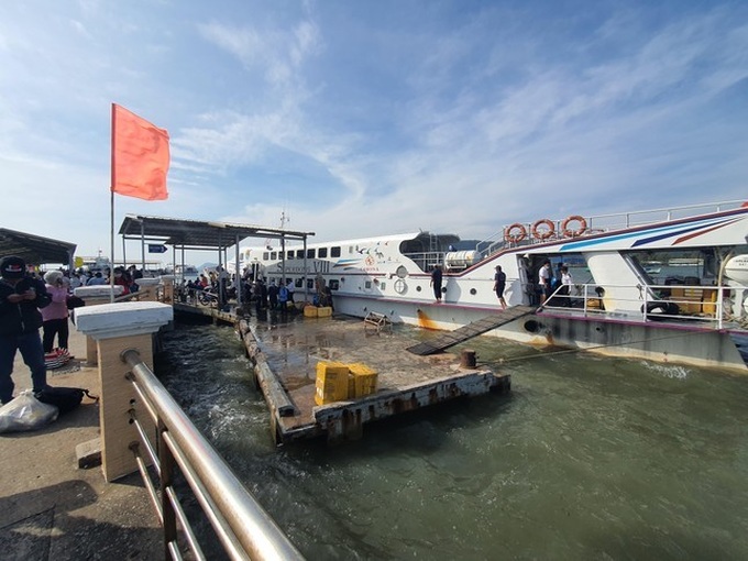 Ferry and boat services to Phu Quoc suspended due to bad weather - 1 Ferry and boat services to Phu Quoc suspended due to bad weather - 1