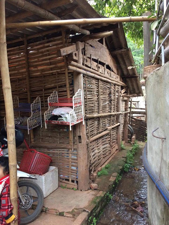 Children struggle in chill mountains - 3