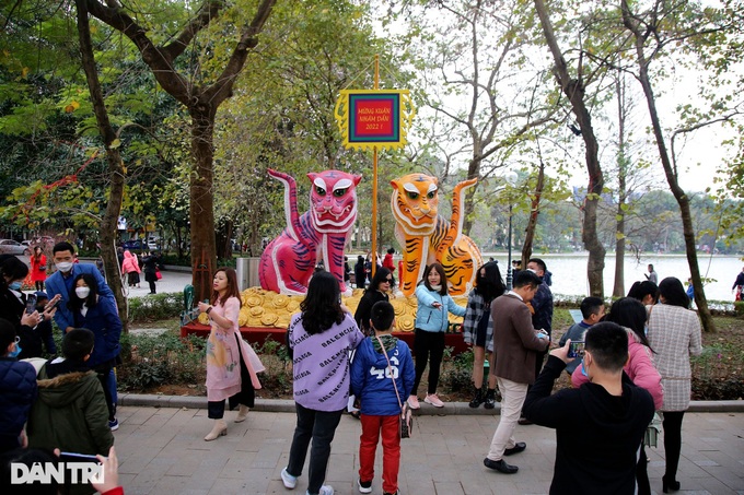 Hoan Kiem Lake draws big crowds on first day of Lunar New Year - 2 Hoan Kiem Lake draws big crowds on first day of Lunar New Year - 2