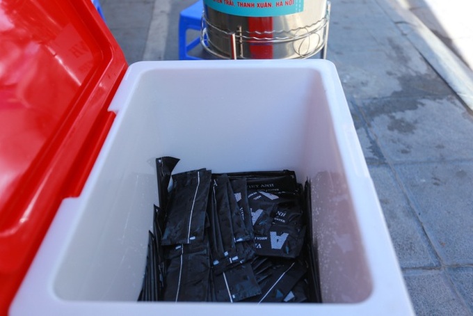 Free water taps help to relieve Hanoi scorching heat - 7