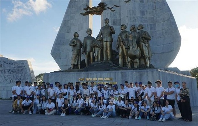 Young expats come to Quang Binh within Vietnam Summer Camp - 1