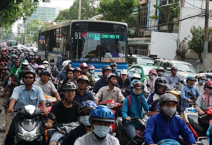 Controversy raised over HCM City bus lanes - 1