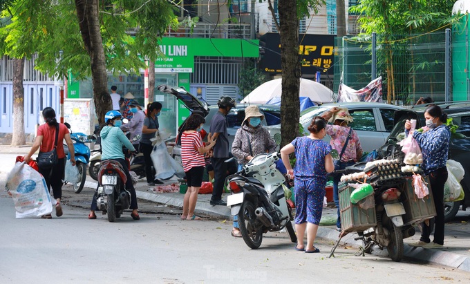 Hanoi markets remain open despite ban - 2