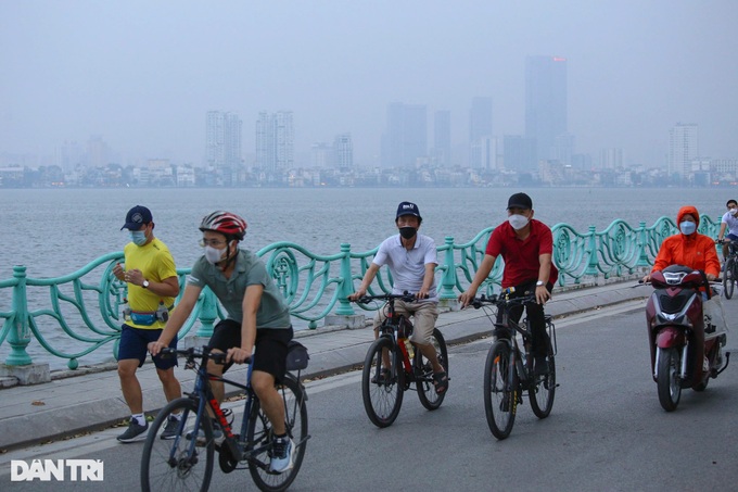 Hanoi’s public places crowded amid Covid-19 infection fall - 5