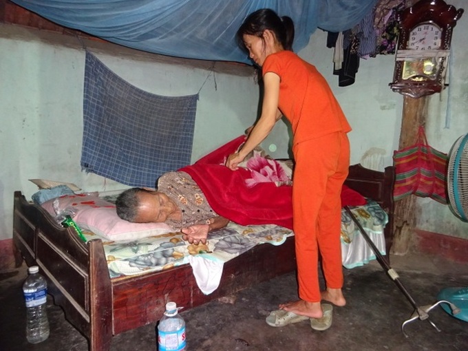 Poverty pushes woman into depression - 2